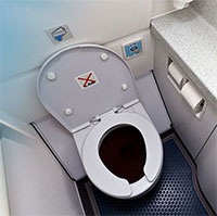 Vào nhà vệ sinh trên máy bay nên đi chân trần hay mang dép: Hóa ra nhiều người trước giờ vẫn làm sai!