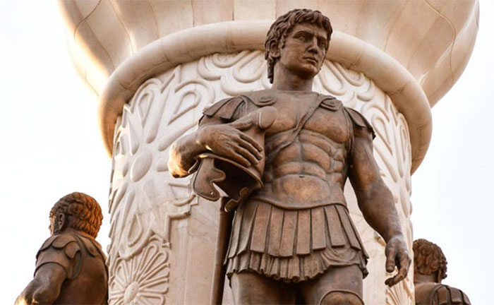 Giật mình cuộc thi uống rượu chết chóc do Alexander đại đế tổ chức