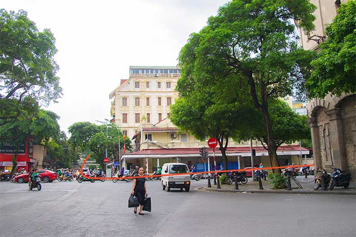 The line continues to Phan Đình Phùng street, where Hàng Đậu station (station C8) is located.