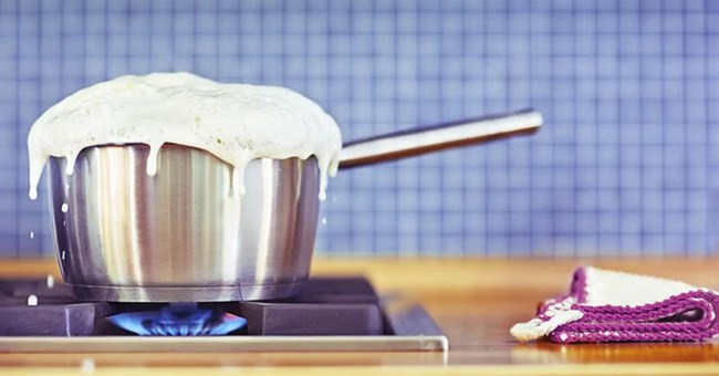 Tại sao sữa tràn ra khi đun sôi nhưng nước thì không?