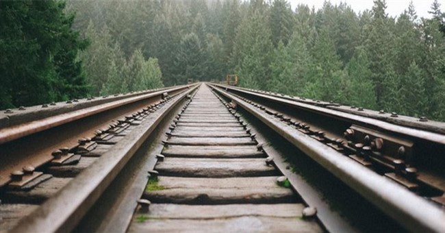 Tại sao đường ray đã qua sử dụng ở Trung Quốc lại bị chôn xuống đất thay vì đem đi tái chế?