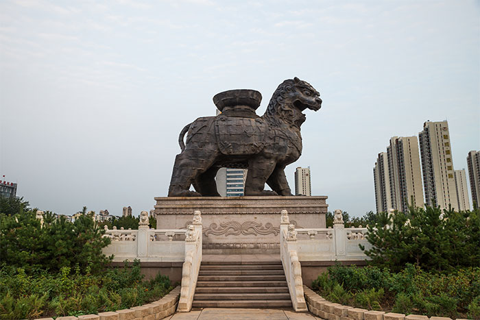 This lion statue measures 6.264m in length, 5.47m in height, and up to 2.918m in width.