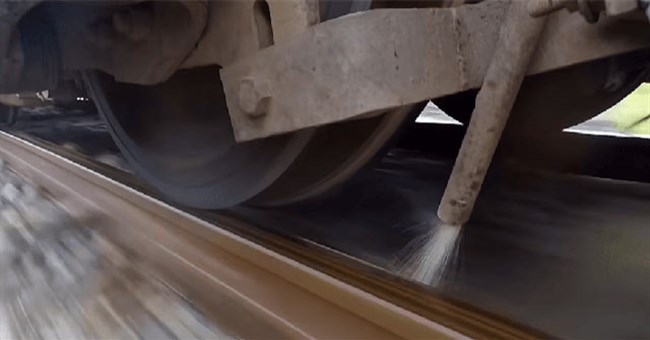 Tại sao phải phun cát xuống đường ray khi tàu đang chạy?