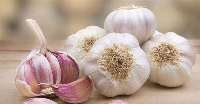 Khi mua tỏi nên chọn củ vỏ trắng hay vỏ tím? Đáp án không phải ai cũng biết