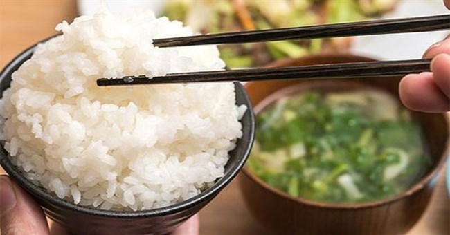 Ăn cơm khô hay cơm chan canh tốt cho sức khỏe hơn? Chuyên gia đưa ra câu trả lời bất ngờ!