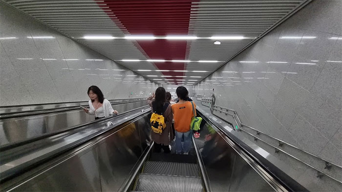 Khám phá ga tàu điện ngầm sâu nhất thế giới