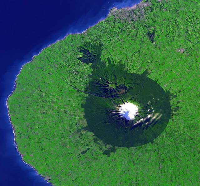 Tại sao núi Taranaki ở New Zealand lại có ranh giới gần như hình tròn hoàn hảo?