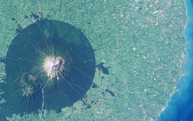 Tại sao núi Taranaki ở New Zealand lại có ranh giới gần như hình tròn hoàn hảo?