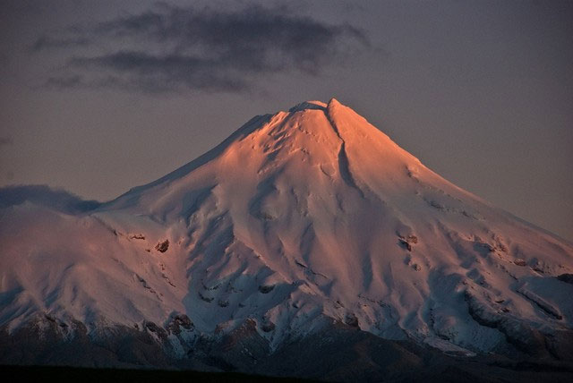 Tại sao núi Taranaki ở New Zealand lại có ranh giới gần như hình tròn hoàn hảo?
