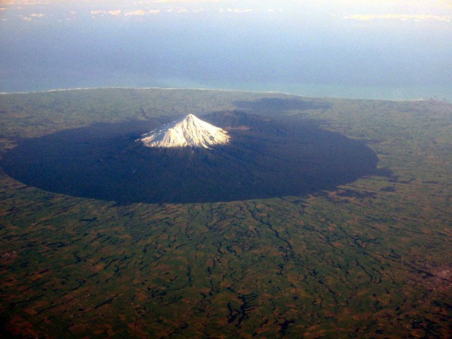 Tại sao núi Taranaki ở New Zealand lại có ranh giới gần như hình tròn hoàn hảo?