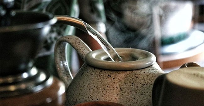 Vì sao nên uống đồ nóng vào mùa hè?