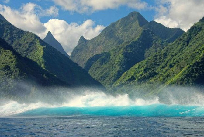 Sóng biển tại làng Teahupo'o, Tahiti, Polynesia.