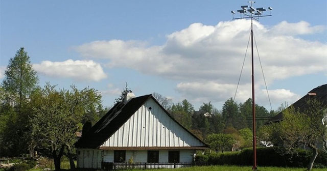Phát minh cột thu lôi nối đất của mục sư người Czech