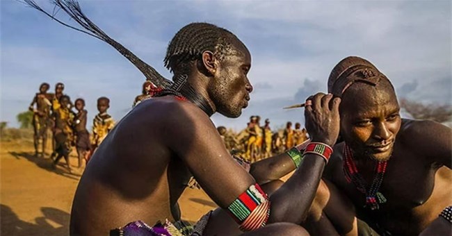 Bộ lạc nguyên thủy sống trong rừng sâu, duy trì tục sinh con như gà đẻ trứng