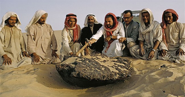 Tại sao thiên thạch chủ yếu rơi ở vùng hoang dã mà hiếm khi rơi ở thành phố?