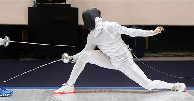 Tại sao các vận động viên đấu kiếm Olympic lại được gắn vào dây cáp điện?