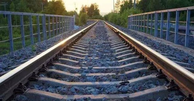 Tại sao phải rải đá nhỏ dưới đường ray tàu ​​hỏa mà trên đường sắt cao tốc thì không?