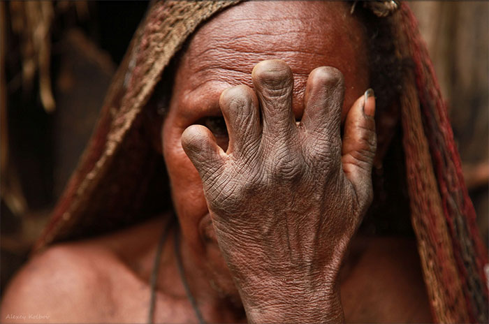 Bộ lạc sống kiểu “ăn lông ở lỗ” ở Indonesia