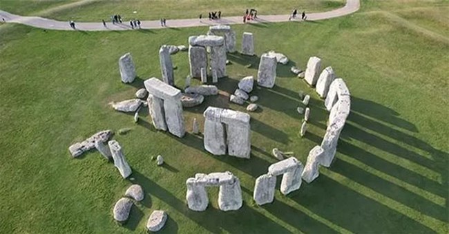 Nguồn gốc Đá Bệ thờ ở trung tâm bãi đá cổ Stonehenge: Bí ẩn chồng chất bí ẩn!