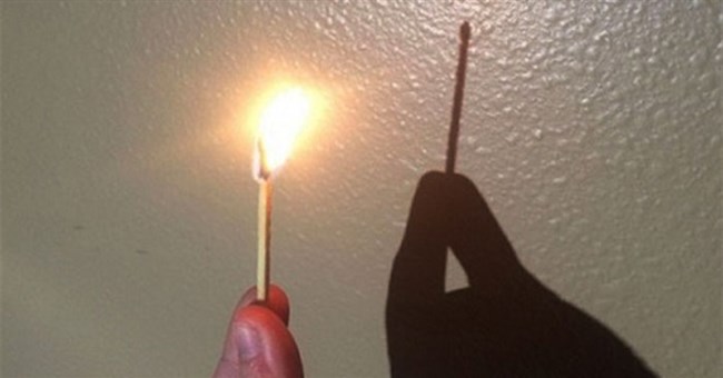 Vì sao ngọn lửa que diêm cháy không có bóng in lên tường?