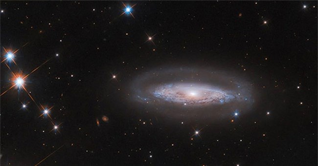 NASA/ESA tung ảnh "vua quái vật" trọng lượng 65 triệu Mặt trời