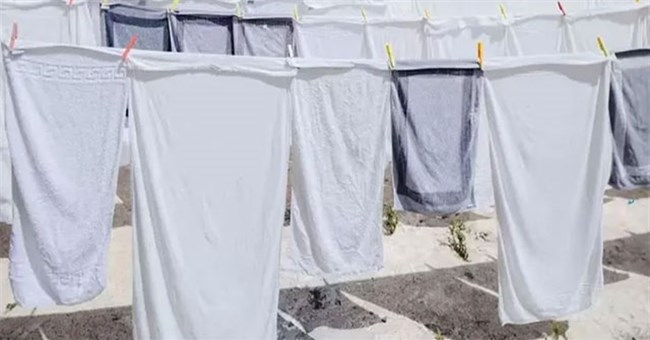 Tại sao những chiếc khăn tắm luôn cứng như gỗ sau khi phơi khô?