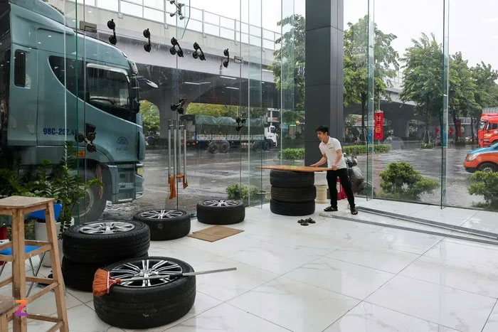 Vì sao không được mở cửa khi có bão?