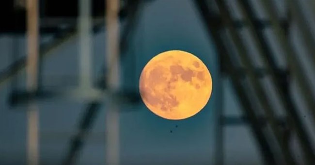 Đêm Trung thu, Việt Nam đón siêu trăng cam rực rỡ