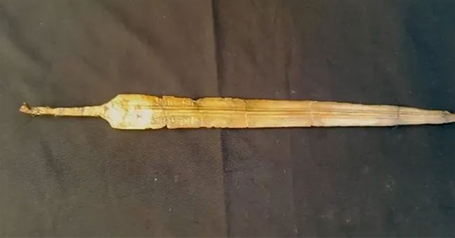 Tìm thấy thanh kiếm 3.200 năm tuổi khắc dòng chữ "Ramesses II"