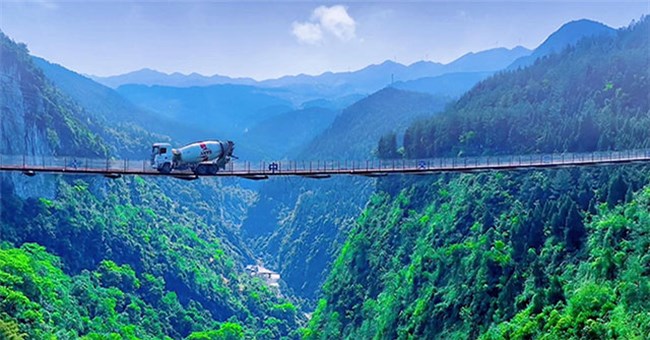 Trung Quốc xây tạm cầu giữa lưng chừng trời, không trụ, không dây văng vẫn chịu được sức nặng 45 tấn