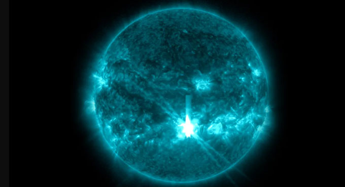  Khoảnh khắc ngọn lửa bùng phát từ Mặt trời. 