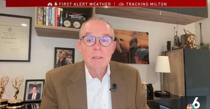  Chuyên gia thời tiết John Morales xúc động khi đưa tin về bão Milton.