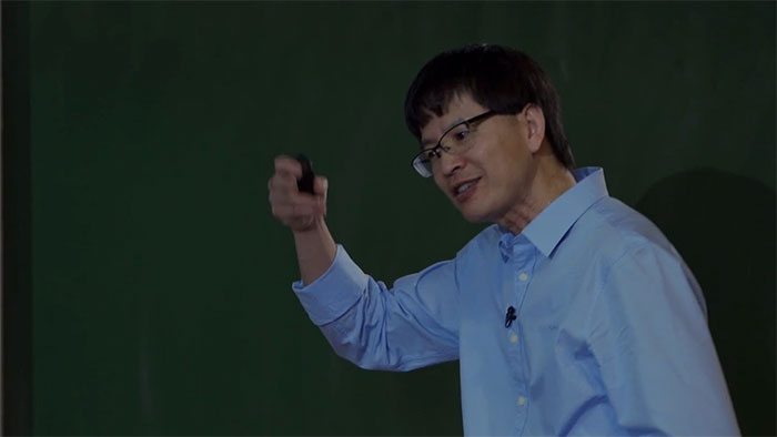 Giáo sư Phạm Hữu Tiệp trong một bài giảng về giả thuyết của Brauer.