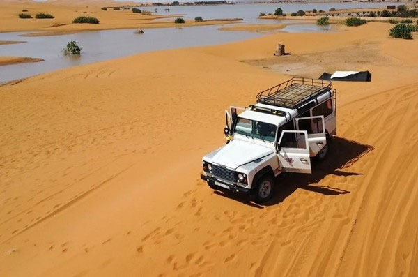 Sa mạc Sahara bất ngờ ngập lụt vì mưa dông, hồ cạn khô 50 năm giờ đầy nước