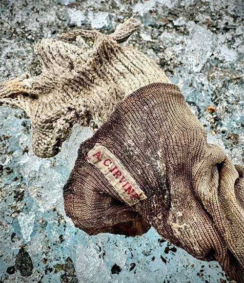  Trên chiếc giày bị chôn vùi trăm năm có tên của Irvine. 