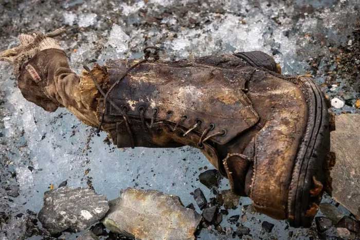 Một chiếc giày của nhà leo núi người Anh Andrew Irvine được tìm thấy.