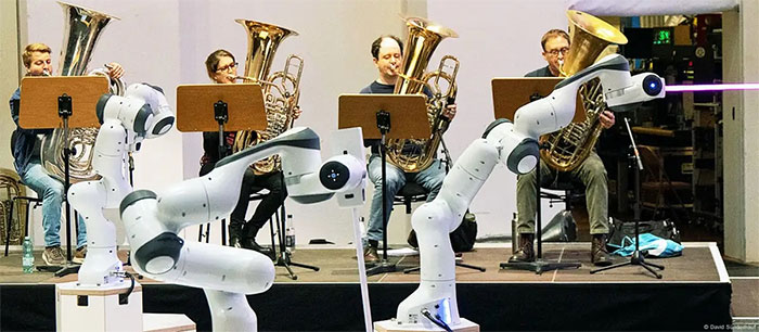  Dàn nhạc Dresdner do robot 3 tay chỉ huy. 