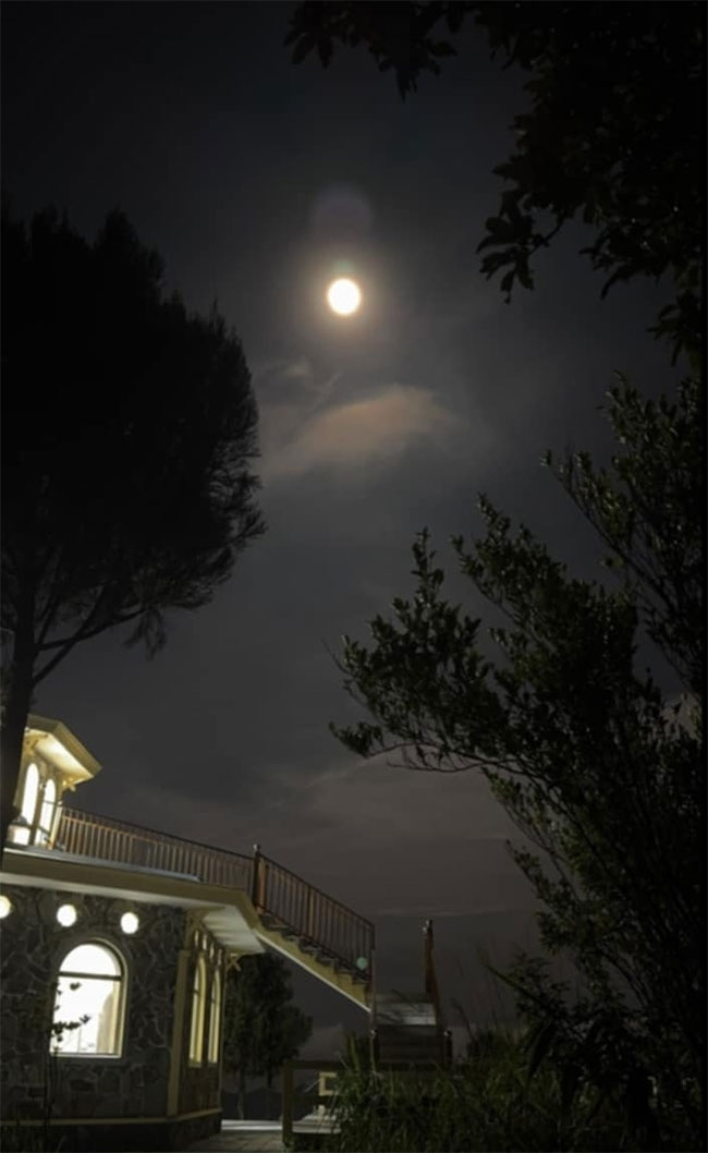  Trăng trên đỉnh Vọng Hải Đài ở Vườn Quốc gia Bạch Mã, Thừa Thiên - Huế. 