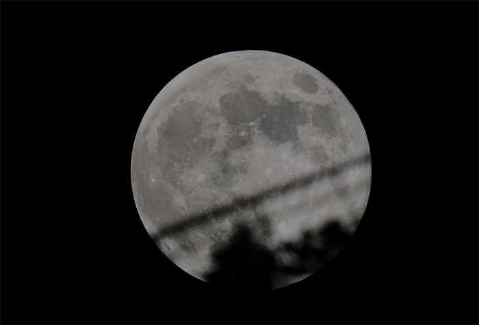 Trong ảnh trăng xuất hiện ở quận Hà Đông, Hà Nội lúc 20h.