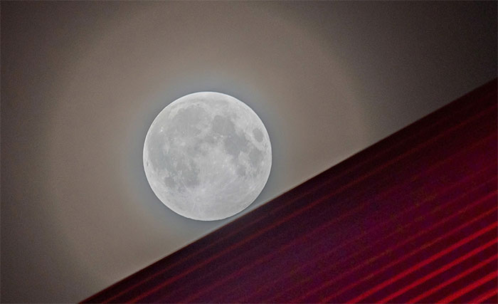  Siêu trăng nhìn từ dây văng cầu Trần Thị Lý bắc qua sông Hàn, Đà Nẵng, lúc 19h46. 