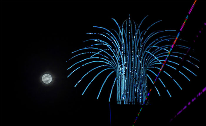 Siêu trăng qua đỉnh cầu quay sông Hàn, lúc 19h48. 