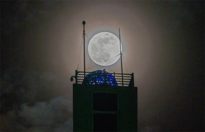 Trong ảnh trăng trên nóc cầu Trần Thị Lý ảnh chụp bằng tiêu cự 400 mm.