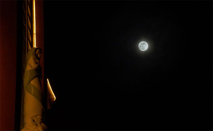 Siêu trăng trước tượng Đức Mẹ lên trời, tại giáo xứ An Hải, quận Sơn Trà, lúc 20h.