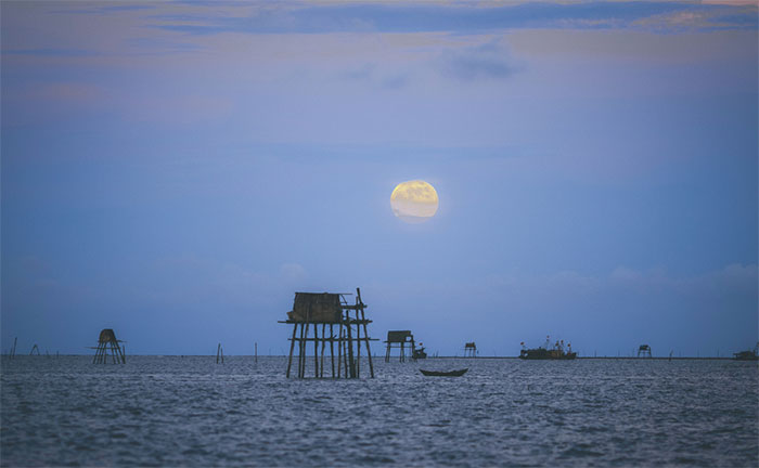 Hình ảnh ghi nhận trăng bắt đầu xuất hiện trên biển Đồng Châu tỉnh Thái Bình lúc 17h30.