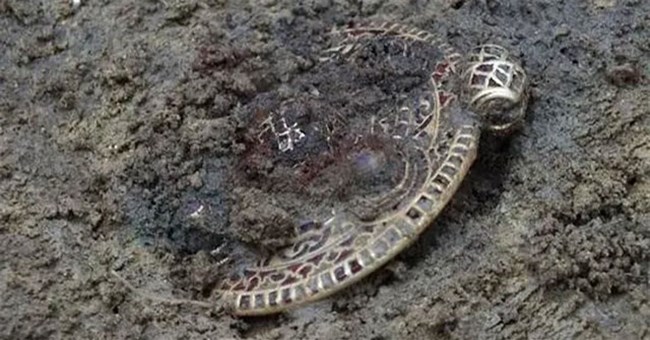 Đào trúng mộ cổ, nam sinh viên tìm thấy "kho báu" trị giá hàng tỷ đồng