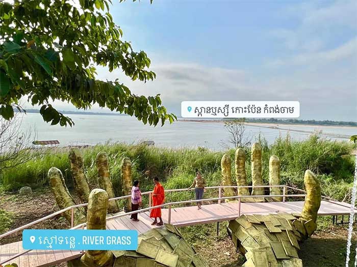 Hướng nhìn của Cầu Vàng ở nước bạn là con sông Mekong rộng lớn