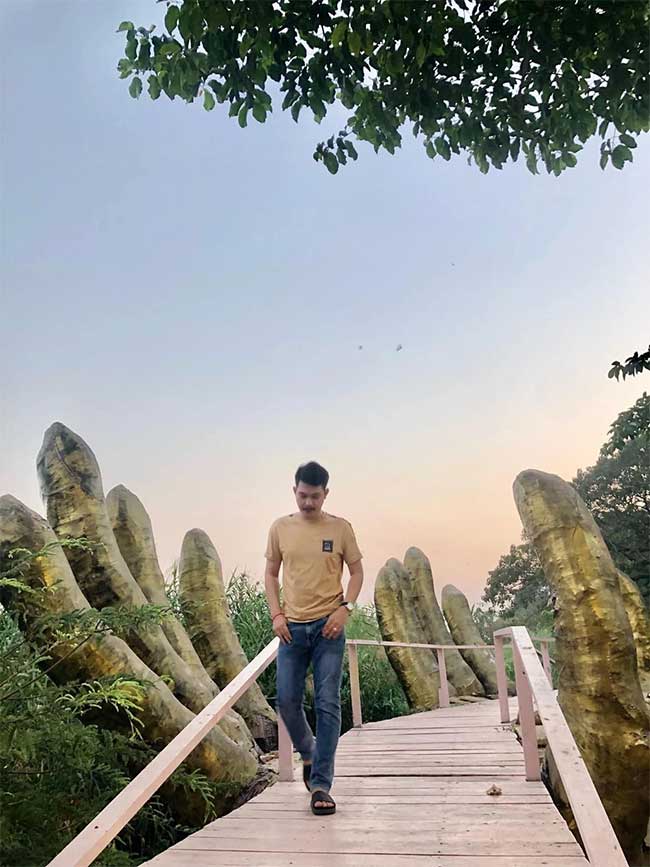 Du khách "thả dáng" trên lối đi của Cầu Vàng phiên bản pha ke