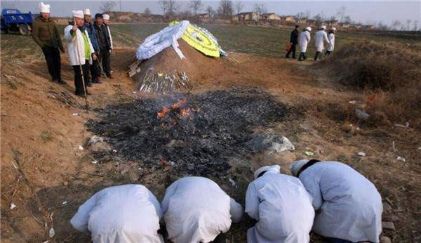 Quan tài mang lại khả năng xử lý thi thể một cách gọn gàng, chắc chắn...