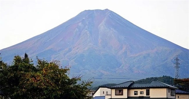 Núi Phú Sĩ ở Nhật Bản lập kỷ lục sau 130 năm: Hết tháng 10 mà đỉnh núi vẫn chưa có tuyết!