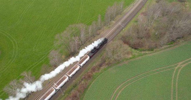 Tại sao tàu hỏa đi một mình một đường mà vẫn thường xuyên phải bấm còi?